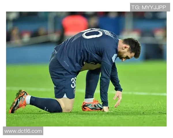 中超激战巴黎圣日耳曼险胜曼联红牌事件引发全场热议