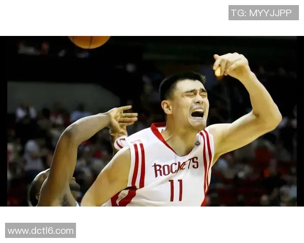 姚明带球突破展现力量与技巧的完美结合引领篮球新风潮