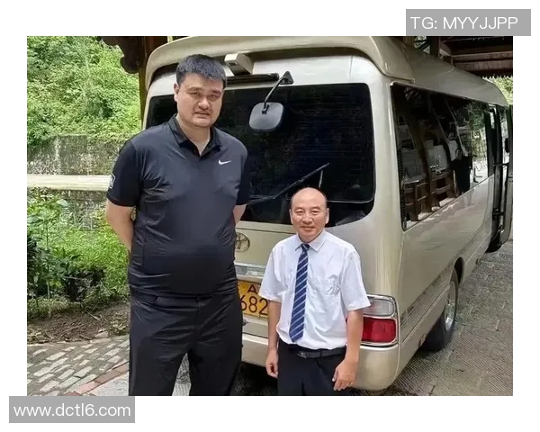 姚明拐杖图片背后的故事与他不屈不挠的奋斗精神解析