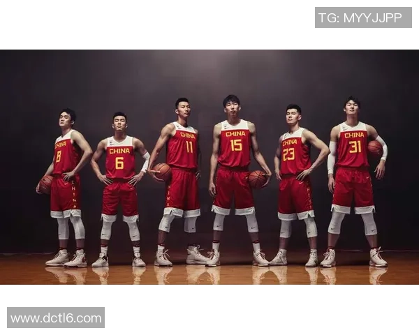 姚明高高跃起精准投篮瞬间展现篮球巨星风采