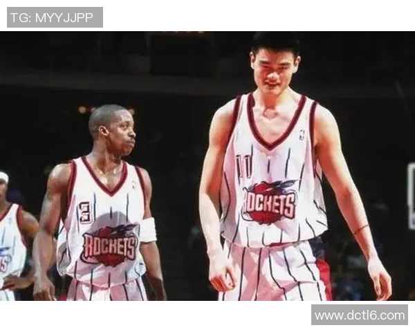 姚明高大身影下的酒杯故事与篮球人生的交织瞬间