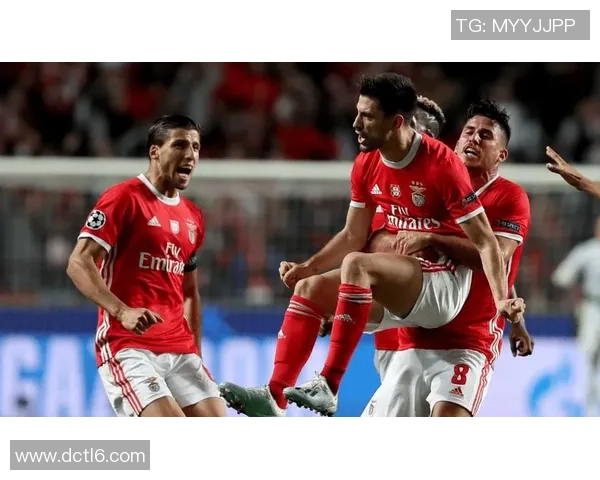 意甲冷门：本菲卡与皇马战成平局乌龙球瞬间引发全场热议